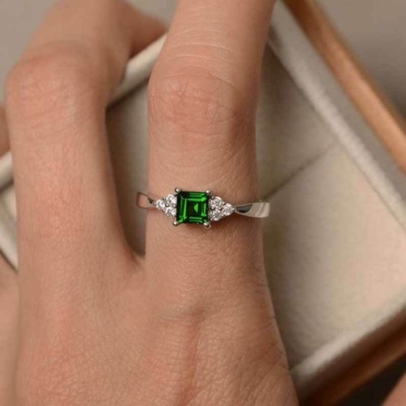 Gorgeous 925 Silver Emerald Cut Emerald Ring New - Picture 3 of 4